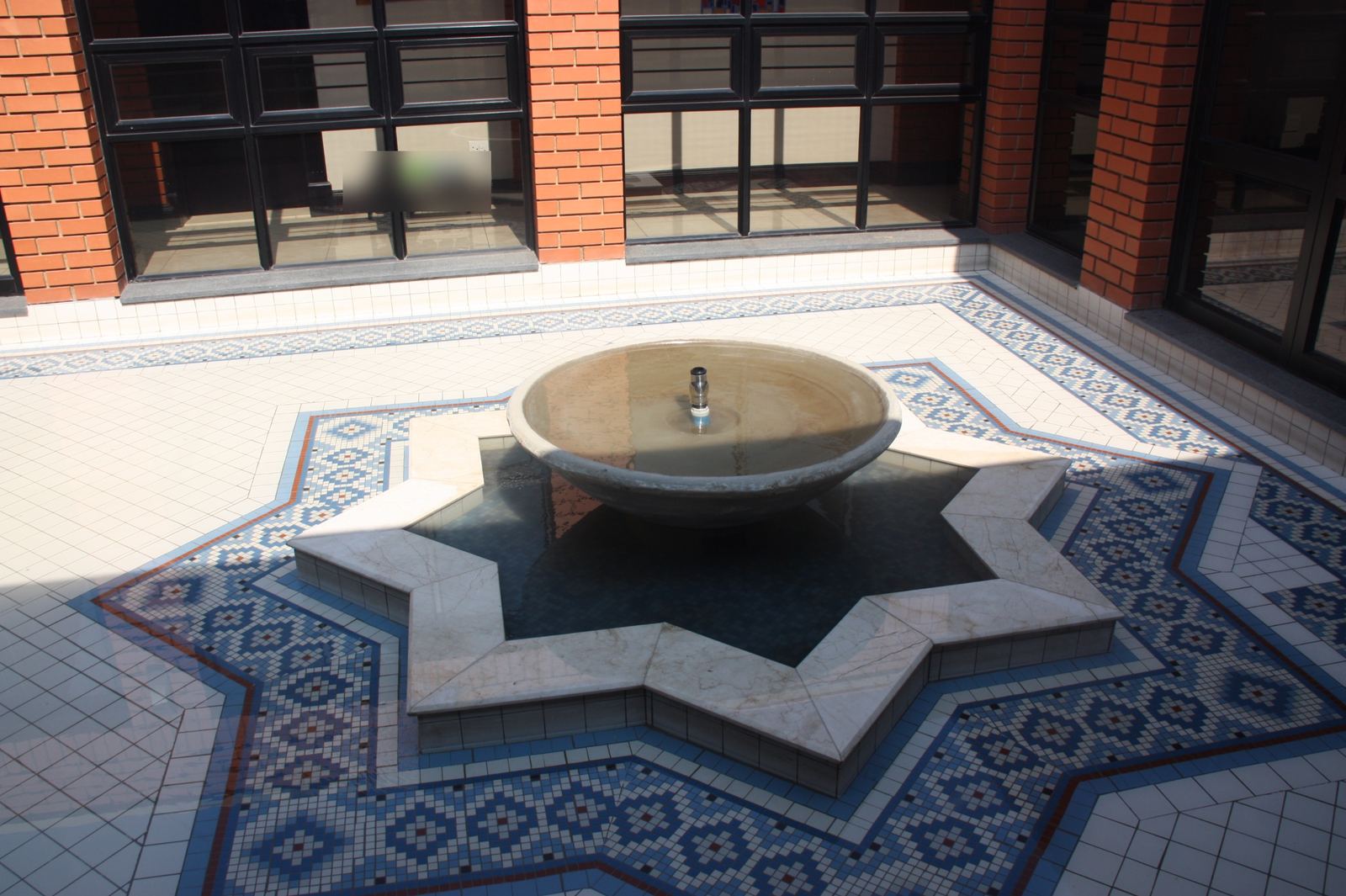 A star-shaped fountain at the heart of a courtyard house